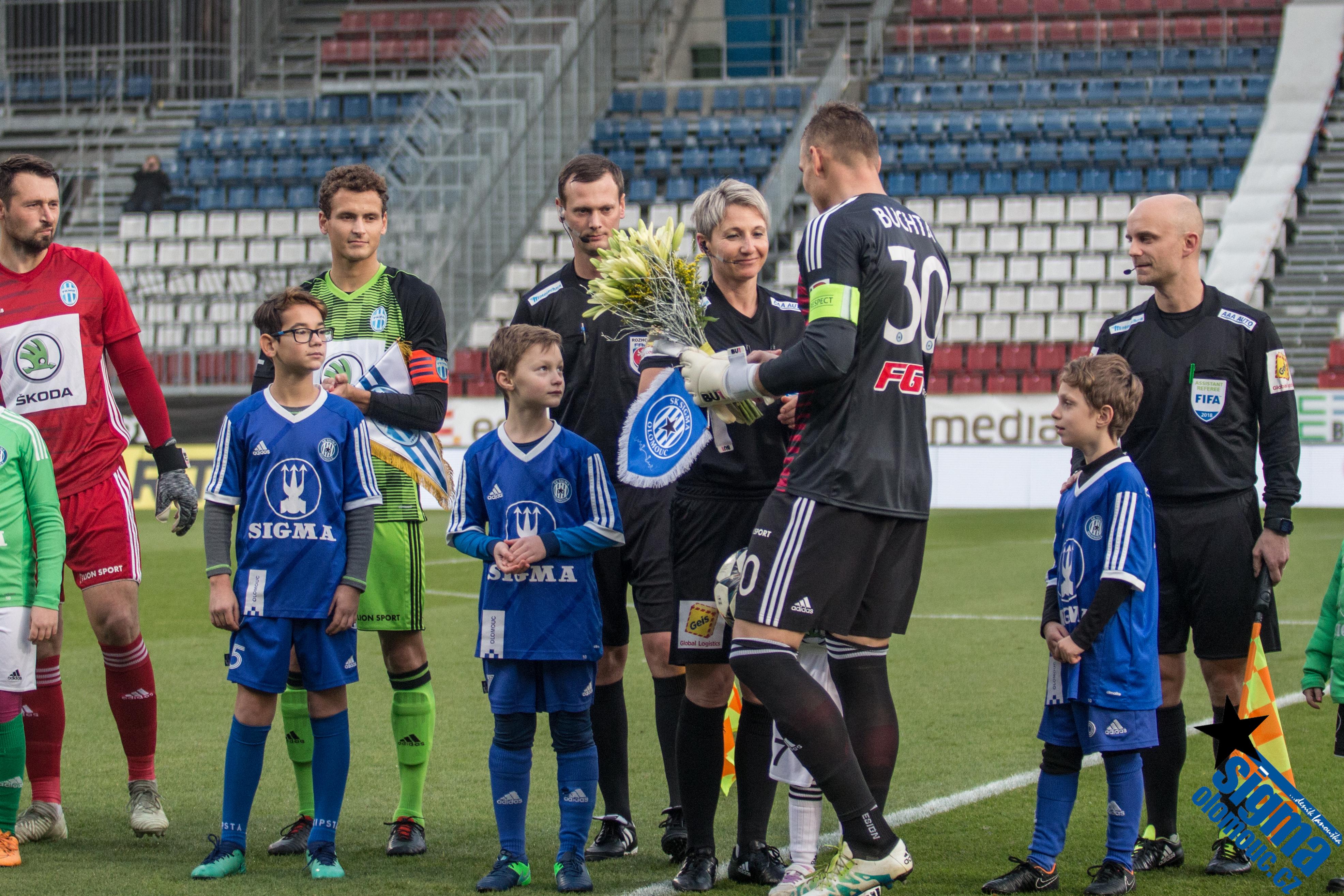 Miloš Buchta předává rozhodčí Adámkové před utkáním kytici