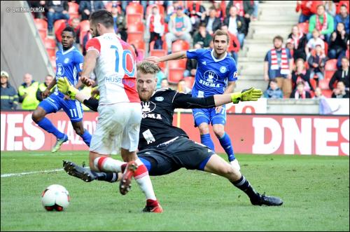 Hušbauer v šanci před gólmanem Sigmy