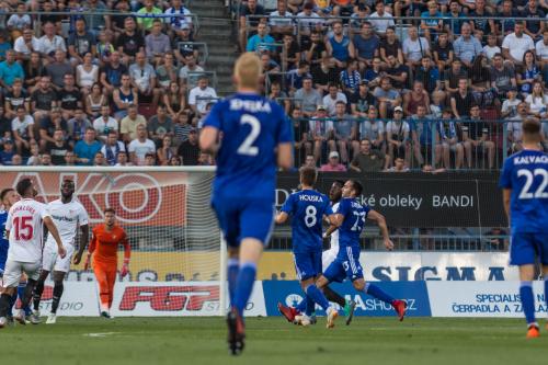 Zahradníček, Houska před brankou soupeře v popředí dobíhá Jemelka