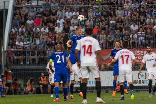 Plšek hlavičkuje ve vysokém výskoku, Falta jej sleduje a Vepřek dobíhá