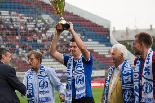 Přebírání poháru za 1. místo týmu SIGMY U-19, pohár zvedá nad hlavu Tomáš Zlatophlávek