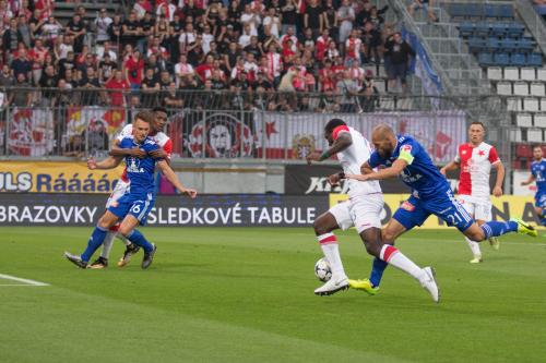 Houska v objetí obránce Slavie, Vepřek dotírá na dalšího hráče Slavie