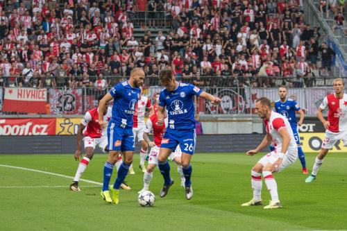 Nešpor, Vepřek a Zahradníček ve velkém vápně Slavie v obležení obránců