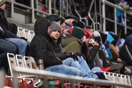 Fanoušci na stadionu mrzli