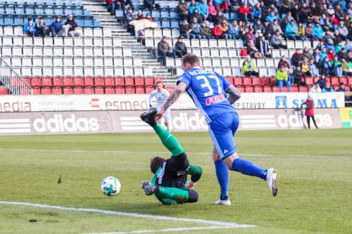 gólman Slovácka Heča se složil k nohám Jakuba Řezníčka 37 a ten skóruje do prázdné branky