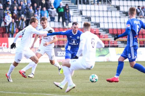 Moulis se snaží prokličkovat obranou Slovácka, na pomoc mu přibíhá Plšek