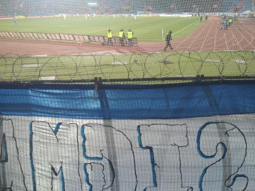 Pohled ze sektoru hostí Městského stadionu ve Vítkovicích (Žiletkový drát se už stává standardem na českých stadionech)