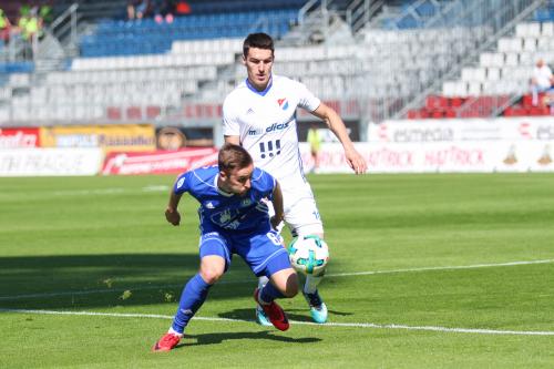 David Houska zarážený baníkovským hráčem do země