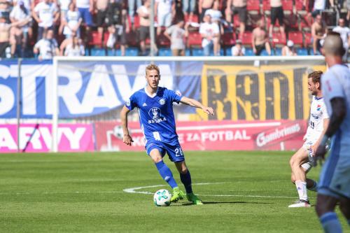 Uroš Radakovič si vede míč před dotírajícím baníkovcem