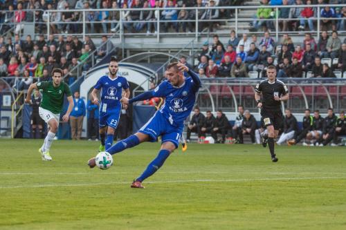 Choras střílí, v pozadí Zahry, hráč Jablonce a dobíhající sudí