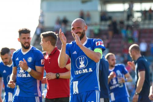 Michal Vepřek s úsměvem od ucha k uchu, v pozadí další hráči Sigmy