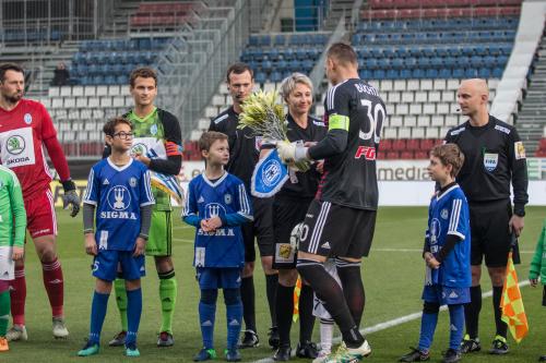 Miloš Buchta předává rozhodčí Adámkové před utkáním kytici