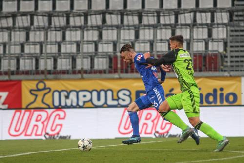 Nešpor se snaží uniknout hráči Boleslavi, ten se ho však drží jako klíště