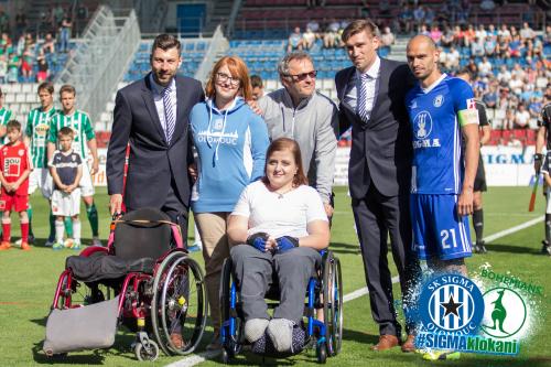 A nemůže chybět společné foto - Holly, Novotná, Zukal, Škerle a "C"Vepřek