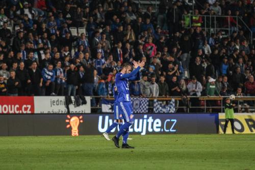 Tomáš Zahrada tleská tribunám Androva stadionu