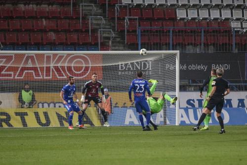 Vteřiny před druhým gólem do sítě Buchty - Komličenko zakončil "nůžkami"