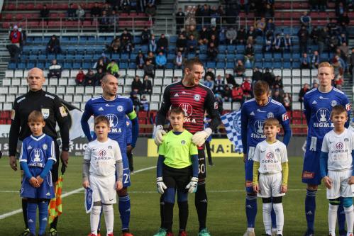 Nástup hráčů SIGMY a Slovácka před utkáním  Vepřek, Buchta, Houska, Jemelka