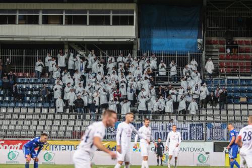 Fanoušci Slovácka ve svém sektoru v bílých pláštěnkách (počet cca. 130? )