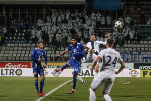 Jakub Yunis bojuje o balón před zraky fanoušků Slovácka