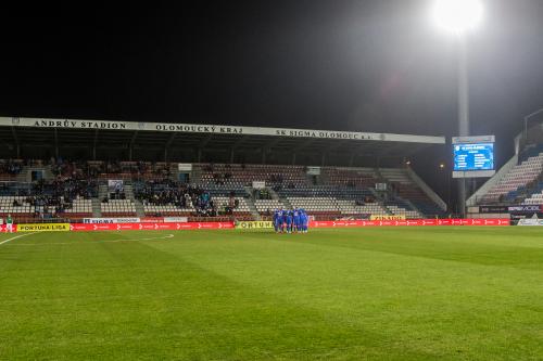 Tradiční kolečko týmu SIGMY před prořídlými tribunami