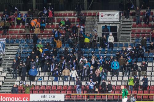 "Slušně" zaplněný Sektor S (vzhledem k prázdnotě zbytku stadionu)