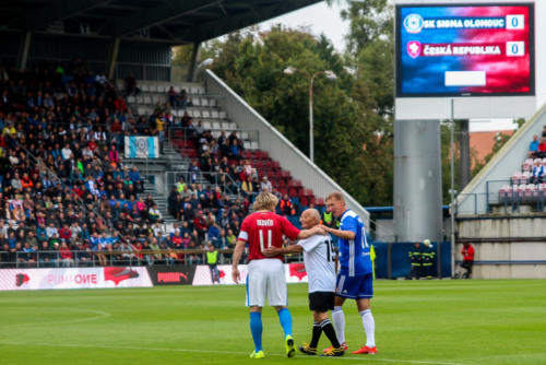 LEGENDA děda Hudec na slavnostní výkop doprovázen Machalou a Nedvědem