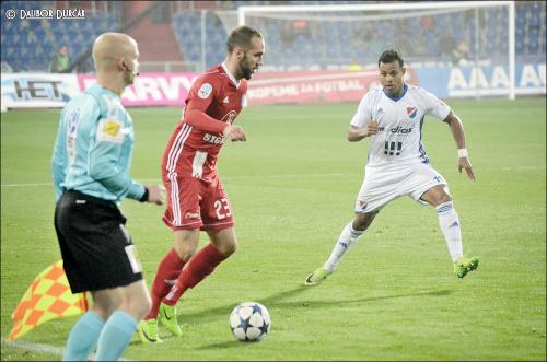 Tomáš Zahradníček postupuje kupředu s balónem