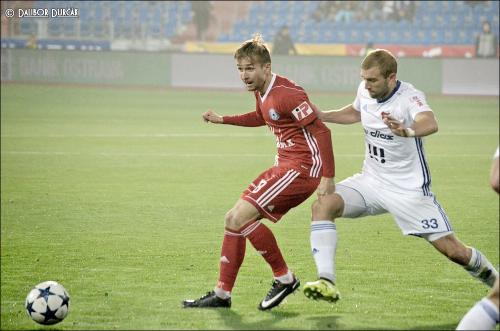 David Houska si kryje balón před dotírajícím hráčem Baníku