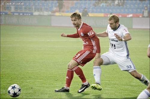 David Houska si kryje balón před dotírajícím hráčem Baníku