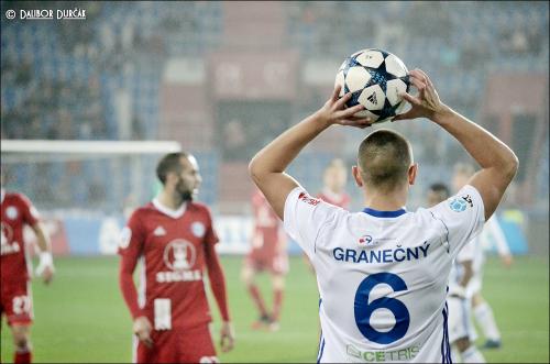 Tomáš Zahradníček před vhazujícím hráčem Baníku Granečným