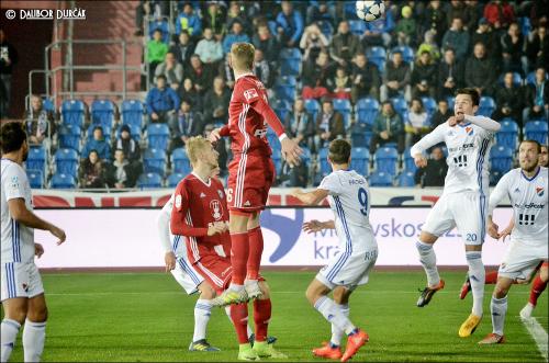 Jakub Plšek (ve výskoku), Uroš Radakovič a bývalý Sigmák Šindelář