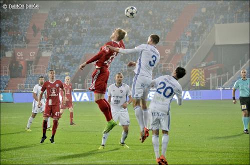 Uroš Radakovič, ve výskoku faulovaný Šindelářem